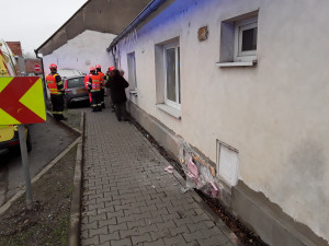 Auto v Sokolnicích vyjelo na chodník, srazilo seniora a narazilo do domu. Muž je těžce zraněný