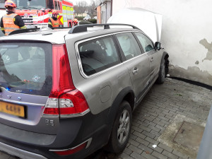 Auto v Sokolnicích vyjelo na chodník, srazilo seniora a narazilo do domu. Muž je těžce zraněný
