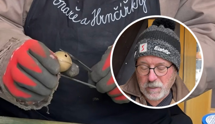 Zvonař Jan Šeda na Svoboďáku prodává rolničky. Získává tak peníze na pomoc dětem