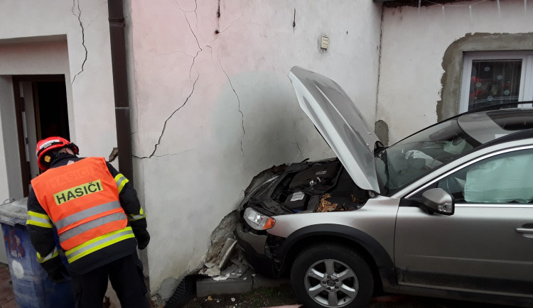 Auto v Sokolnicích vyjelo na chodník, srazilo seniora a narazilo do domu. Muž je těžce zraněný