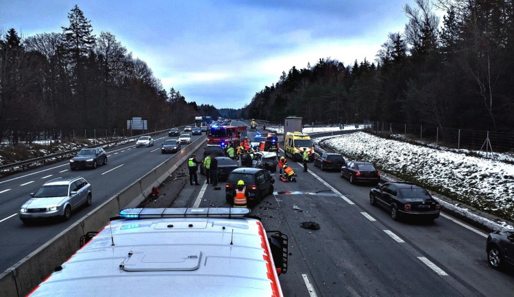 Pátek třináctého na D1. Bouralo devět aut, tři lidé se zranili