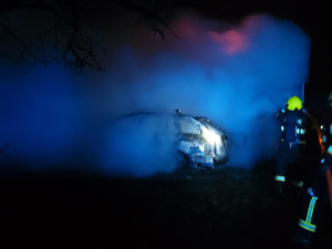 Při nočním požáru shořela chata a auto. Popálená žena skončila v nemocnici