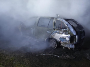 Při nočním požáru shořela chata a auto. Popálená žena skončila v nemocnici