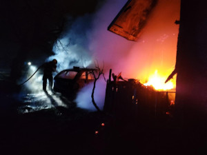Při nočním požáru shořela chata a auto. Popálená žena skončila v nemocnici