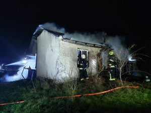 Při nočním požáru shořela chata a auto. Popálená žena skončila v nemocnici