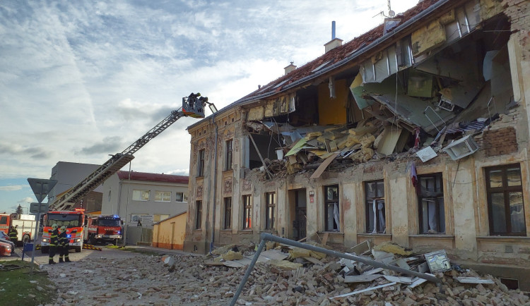 Při výbuchu v bytovém domě ve Znojmě se zranilo několik lidí. Někteří jsou v kritickém stavu