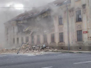 Při výbuchu v bytovém domě ve Znojmě se zranilo několik lidí. Někteří jsou v kritickém stavu