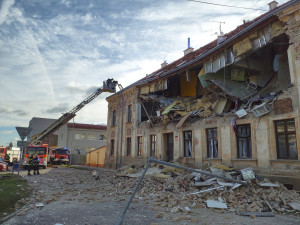 Při výbuchu v bytovém domě ve Znojmě se zranilo osm lidí, jeden těžce