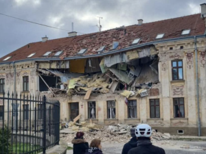 Při výbuchu v bytovém domě ve Znojmě se zranilo několik lidí. Někteří jsou v kritickém stavu