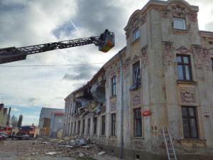 Na místě výbuchu ve Znojmě jsou stále kriminalisté. Událost vyšetřují jako obecné ohrožení