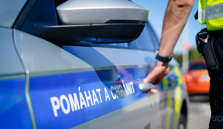 Chci si ublížit, zavolal policistům zoufalý muž. V odstaveném autě ho vypátral služební pes