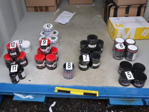 Brněnští celníci s mezinárodním týmem odhalili skupinu, která přes internet prodávala zakázané látky