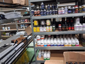 Brněnští celníci s mezinárodním týmem odhalili skupinu, která přes internet prodávala zakázané látky