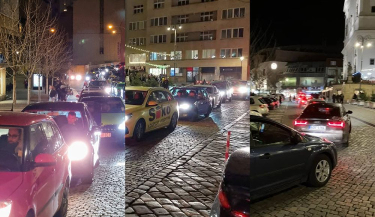 ODS Brno uvádí drive-thru vánoční trhy, směje se opozice. Za kolony v centru mohou sami řidiči, říká Kratochvíl