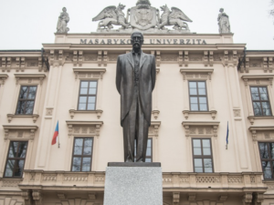 Masarykova univerzita posiluje bezpečnost. Prioritami jsou rozhlas i zevnitř uzamykatelné učebny