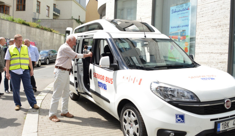 Seniorbus využívá v Brně stále více lidí, letos jich zřejmě bude přes 17.000