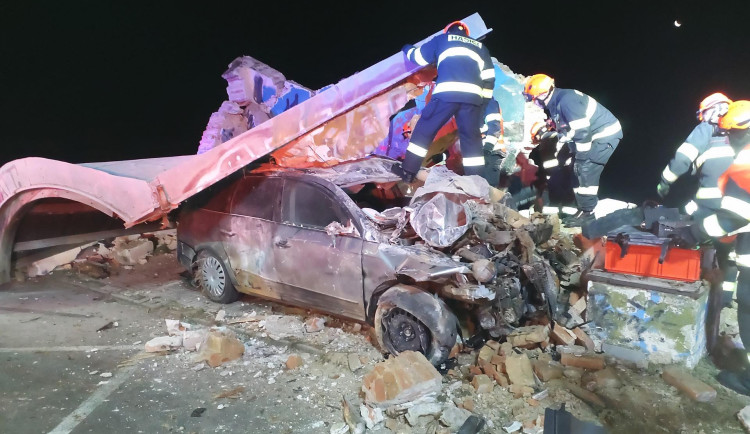 Na Znojemsku se brzy ráno srazila dvě auta. Jednoho zraněného hasiči museli vyprostit