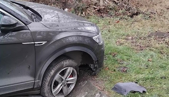 Muž v Brně se na vánoční nákupy posilnil alkoholem.  Auto zaparkoval do strouhy