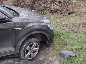 Muž v Brně se na vánoční nákupy posilnil alkoholem.  Auto zaparkoval do strouhy