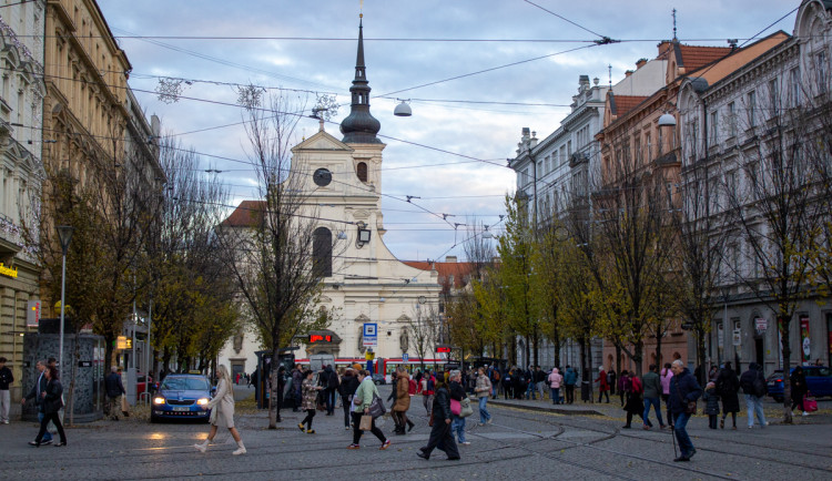 Legendární muž z Brna se letos činil. Mrštil gyrosem po věrozvěstovi nebo močil z radniční věže