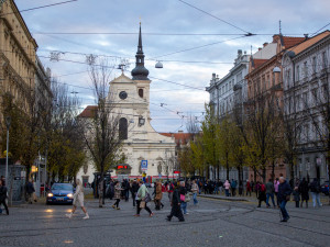 Legendární muž z Brna se letos činil. Mrštil gyrosem po věrozvěstovi nebo močil z radniční věže