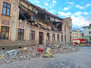 Jeden z osmi zraněných při prosincovém výbuchu domu ve Znojmě zemřel