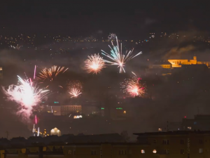 Silně opilí lidé, odpalování pyrotechniky a zatoulaní psi. Brno slaví příchod nového roku