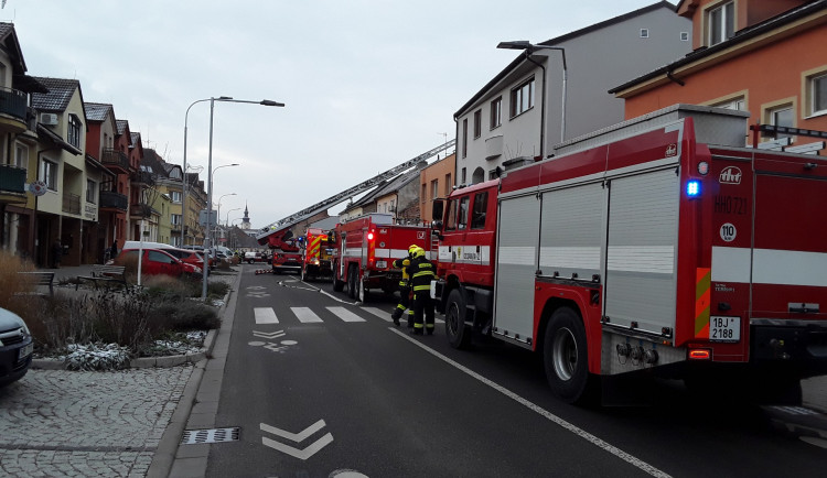 Čtyři jednotky hasičů zasahují u požáru v Hodoníně. Jeden člověk je zraněný