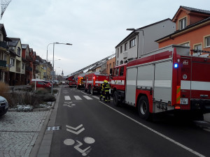 Čtyři jednotky hasičů zasahují u požáru v Hodoníně. Jeden člověk je zraněný