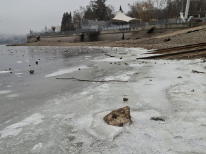Nevstupujte na zamrzlou přehradu, varují brněnští strážníci. Led je stále příliš tenký