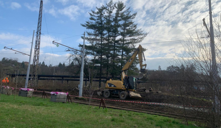 size4-17104060232124-60-delnici-pripravuji-teren-pro-nove-nadrazi-v-kralove-poli-budova-pujde-v-lete-k-zemi-do-dvou-let-vyro