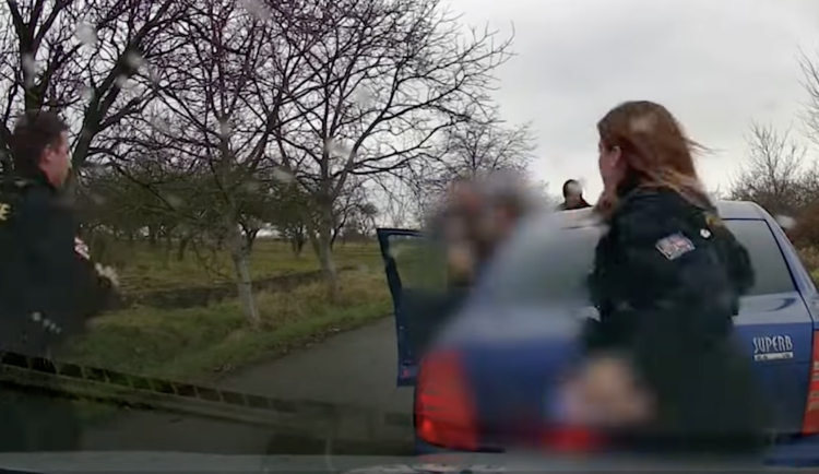 VIDEO: Řidič na drogách ujížděl policii i s prázdnou pneumatikou. Z auta ho dostala až namířená zbraň