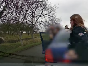 VIDEO: Řidič na drogách ujížděl policii i s prázdnou pneumatikou. Z auta ho dostala až namířená zbraň