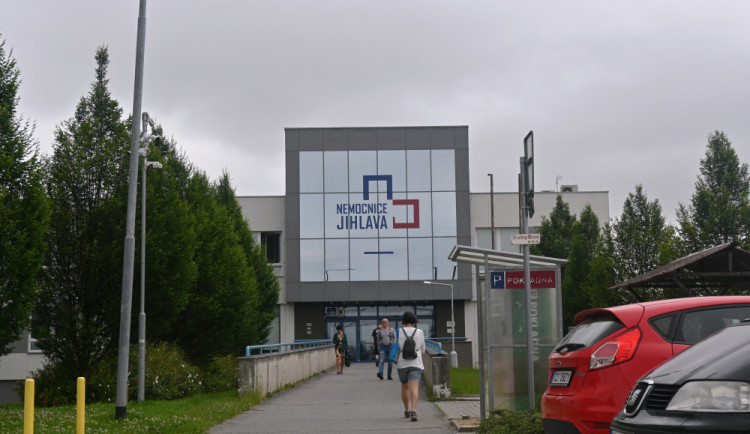 Noste u nás respirátor, apeluje jihlavská nemocnice. Na interně začal platit zákaz návštěv