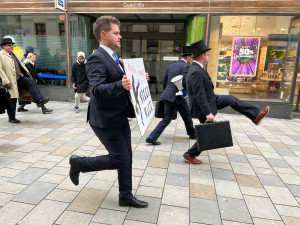 VIDEO: Švihlým krokem napříč Brnem. Centrum metropole roztančil bláznivý pochod