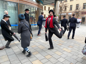 VIDEO: Švihlým krokem napříč Brnem. Centrum metropole roztančil bláznivý pochod