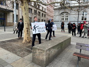 VIDEO: Švihlým krokem napříč Brnem. Centrum metropole roztančil bláznivý pochod