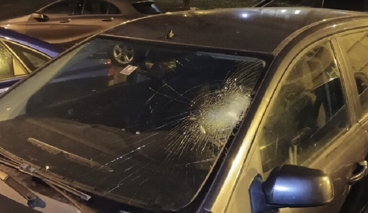 Řidič srazil cyklistu a s rozbitým čelním a poškozenou kapotou z místa ujel