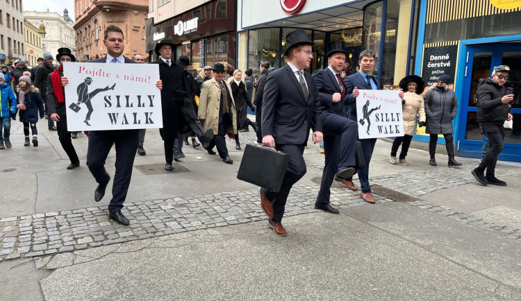 VIDEO: Švihlým krokem napříč Brnem. Centrum metropole roztančil bláznivý pochod