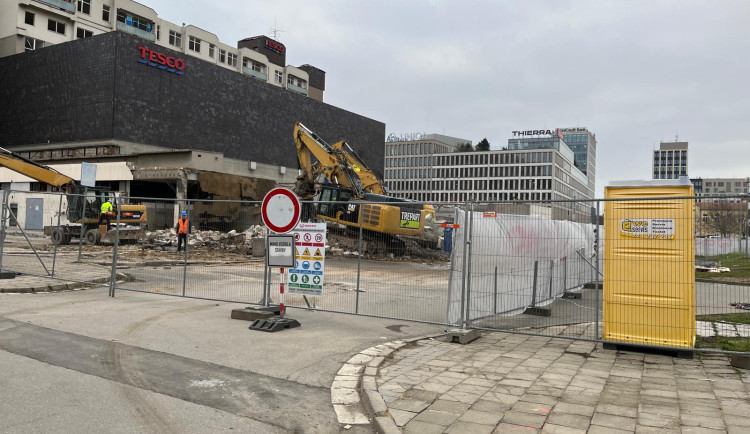 VIDEO: Dělníci povolali těžkou techniku. Dnes začala demolice bývalého brněnského Prioru