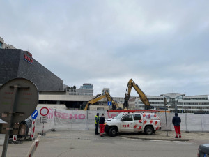 VIDEO: Dělníci povolali těžkou techniku. Dnes začala demolice bývalého brněnského Prioru