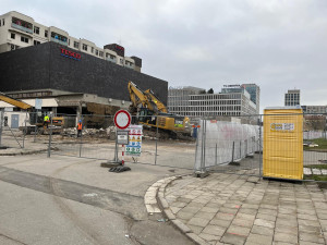 VIDEO: Dělníci povolali těžkou techniku. Dnes začala demolice bývalého brněnského Prioru