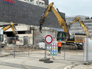 FOTOGALERIE: Bývalý brněnský Prior jde k zemi. Dnes začala demolice ikonické budovy