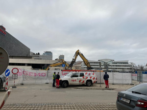 FOTOGALERIE: Bývalý brněnský Prior jde k zemi. Dnes začala demolice ikonické budovy