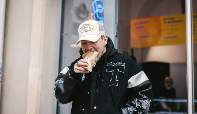 Rapper Maniak v Brně otevřel kebab. Lidé na něj ve frontě čekali i hodinu, říká v rozhovoru