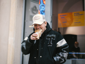 Rapper Maniak v Brně otevřel kebab. Lidé na něj ve frontě čekali i hodinu, říká v rozhovoru