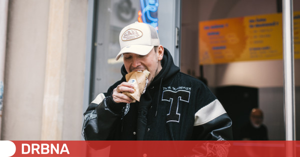Rapper Maniak v Brně otevřel kebab. Lidé na něj ve frontě čekali i ...