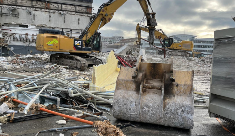 ANKETA: Bývalý brněnský Prior obsadily bagry. Souhlasíte s demolicí ikonického obchoďáku?