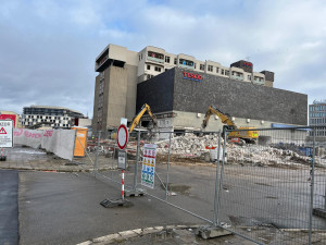 ANKETA: Bývalý brněnský Prior obsadily bagry. Souhlasíte s demolicí ikonického obchoďáku?