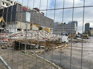 ANKETA: Bývalý brněnský Prior obsadily bagry. Souhlasíte s demolicí ikonického obchoďáku?